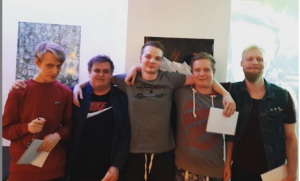 Ensimmäinen Dota2 turnaus oli aivan mega suosittu ja tiimejä tuli Helsingistä asti monta kappaletta, ja juhlinta jatkui myöhäiseen iltaan asti. Voittajatiimi oli Itis Gang. Selostamassa meillä oli NotAhax ja kumppanit Pelaajat.com:ista. www.pelaajat.com